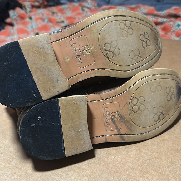 Brown Boots with Two-Tone Design and Lace-Up Closure - Picture 4 of 5